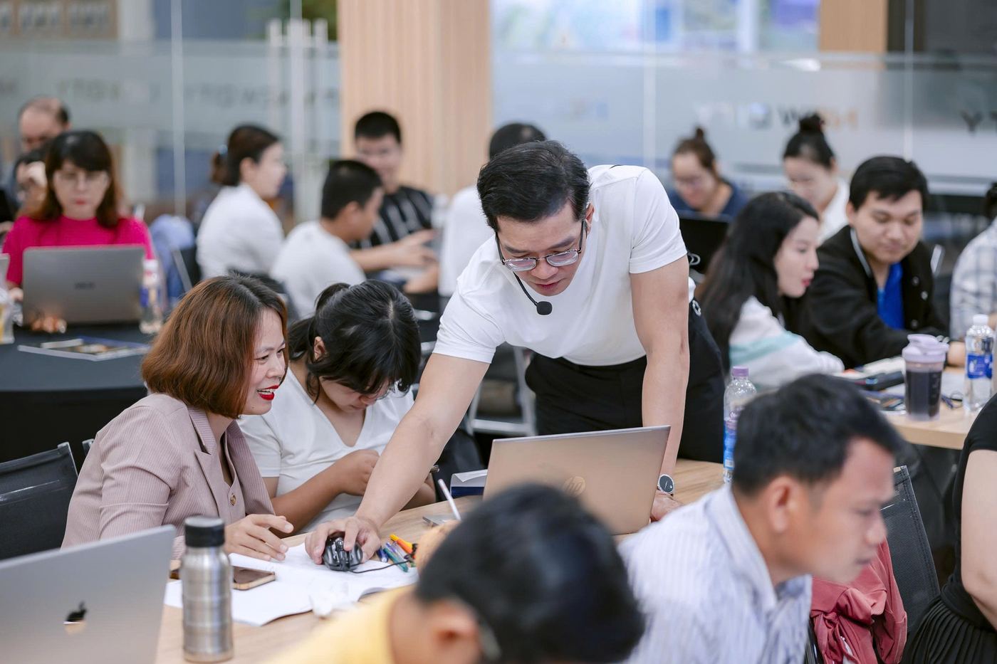 Lê Đặng Minh Nhật cầm tay chỉ việc cho học viên trong lớp AI Tinh Gọn