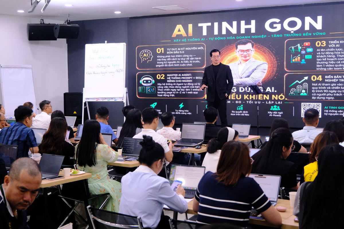 Buổi giảng AI Tinh Gọn, học viên ngồi kín phòng