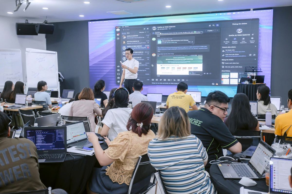 Học viên thực hành trên laptop trong lớp AI Tinh Gọn