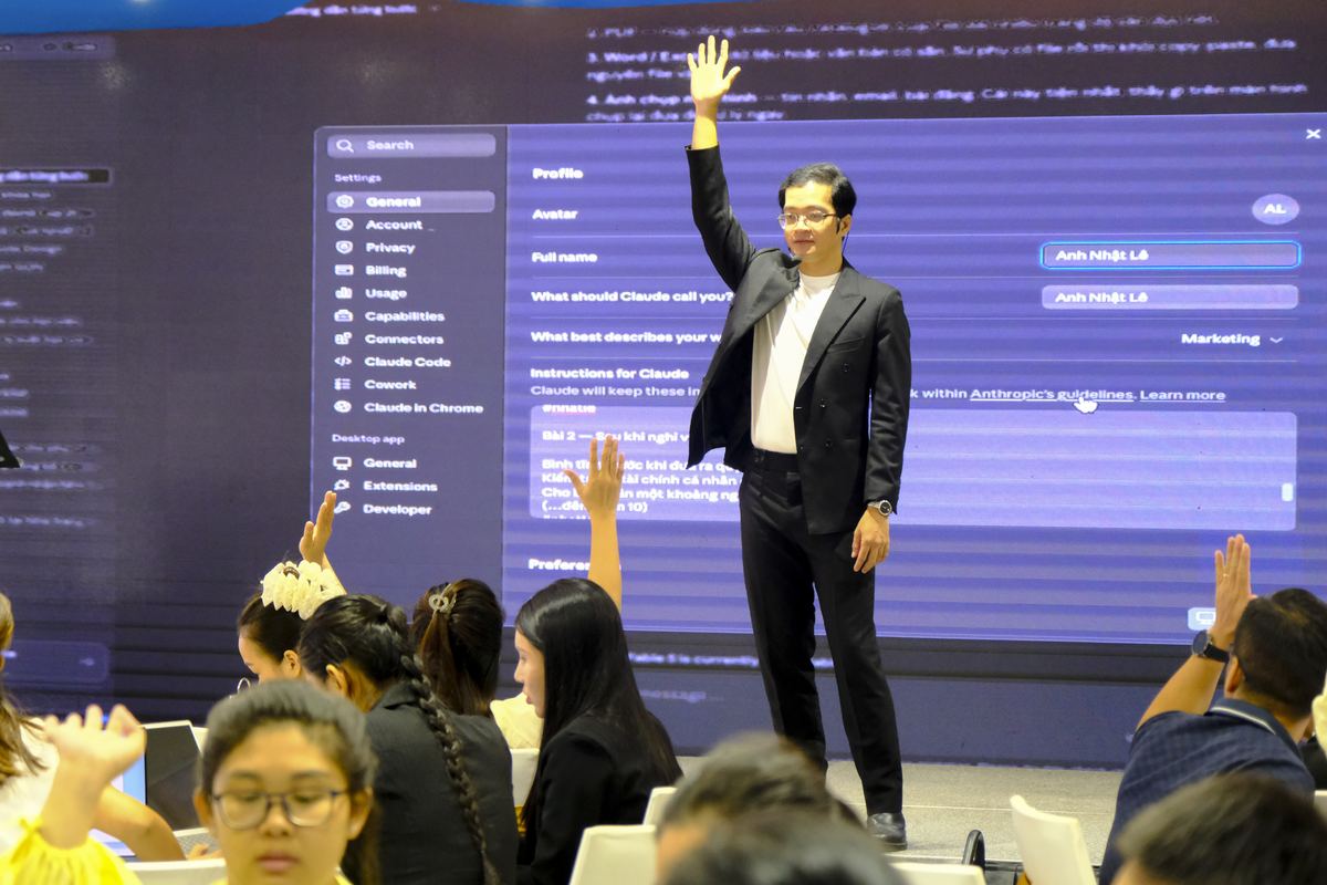 Học viên giơ tay tương tác trong lớp AI Tinh Gọn