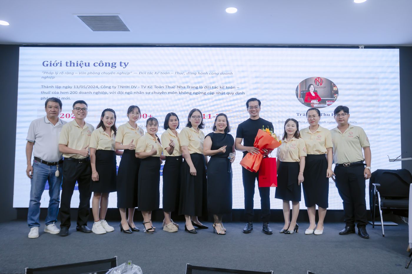 Lễ ra mắt hợp tác giữa Lê Đặng Minh Nhật và Công ty TNHH DV-TV Kế Toán Thuế Nha Trang, toàn bộ đội ngũ tham dự